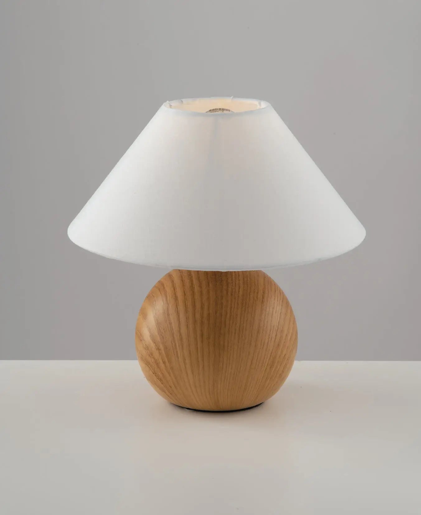Natürliche Eleganz: Tischlampe mit Keramiksockel und Stofflampenschirm