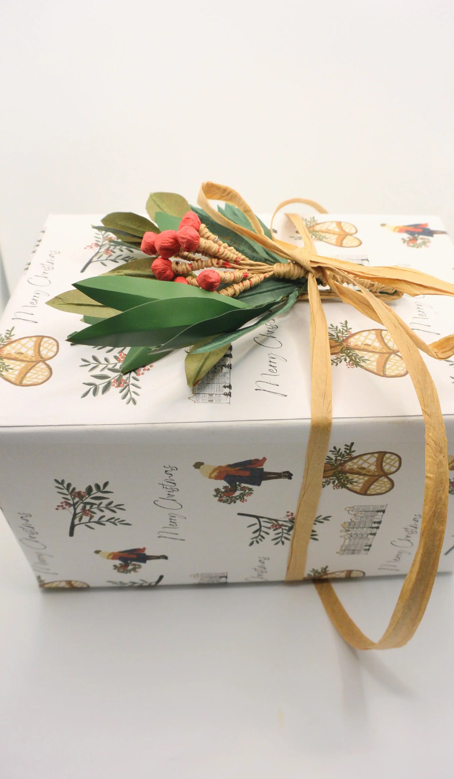 Weihnachtsgeschenk-Topper aus Papier im natürlichen Stil, Stechpalmenmuster