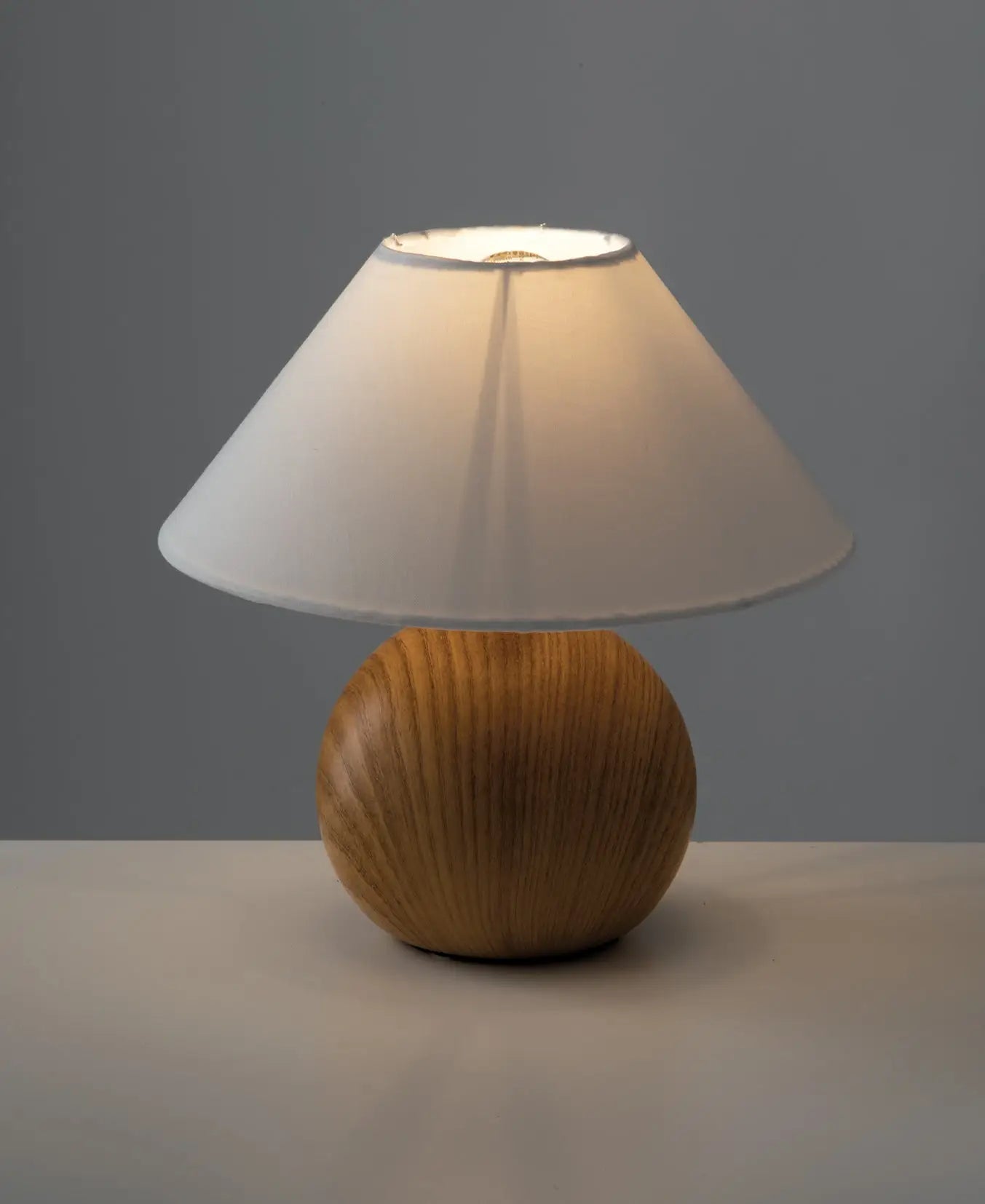 Natürliche Eleganz: Tischlampe mit Keramiksockel und Stofflampenschirm
