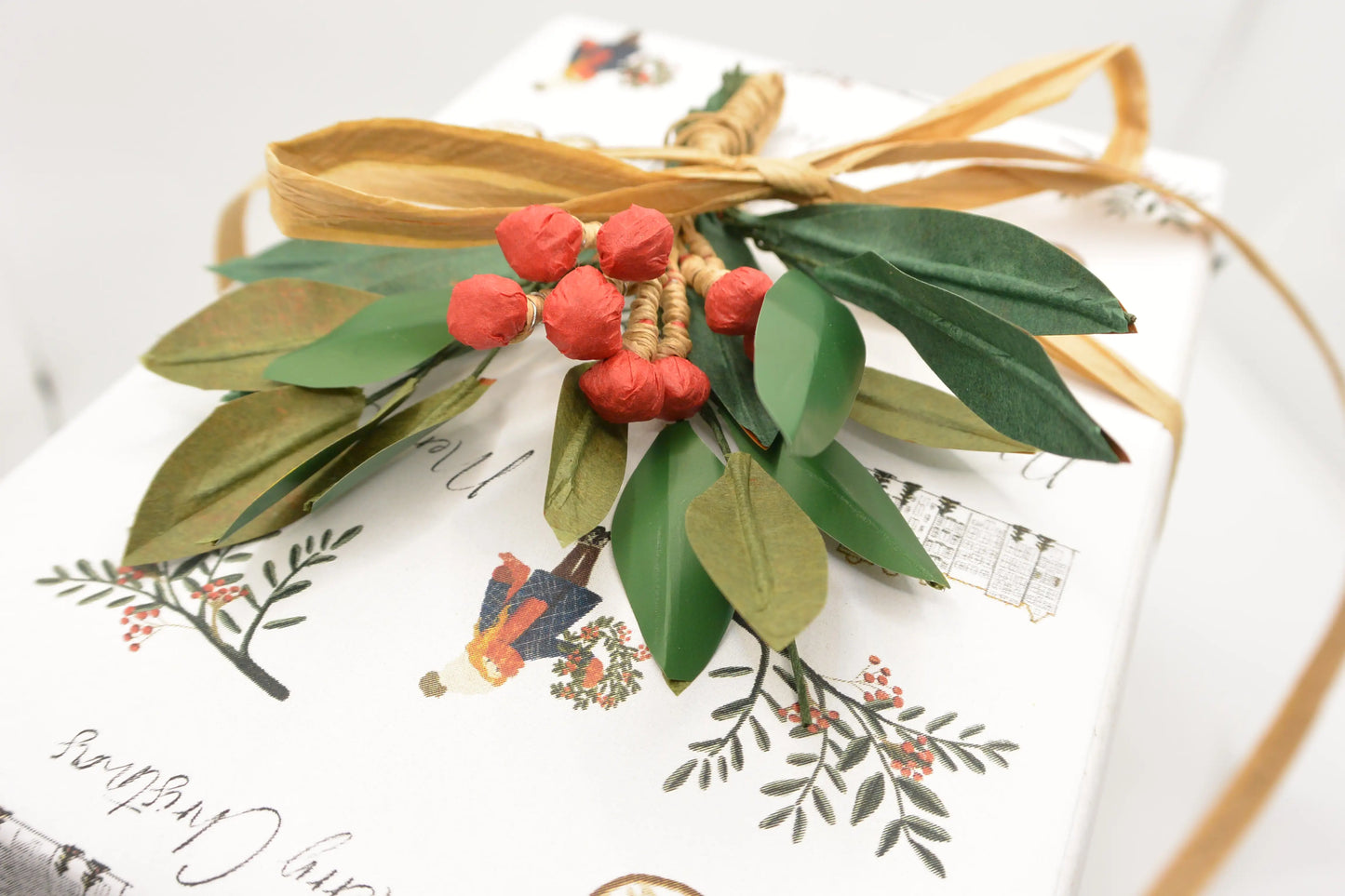 Weihnachtsgeschenk-Topper aus Papier im natürlichen Stil, Stechpalmenmuster