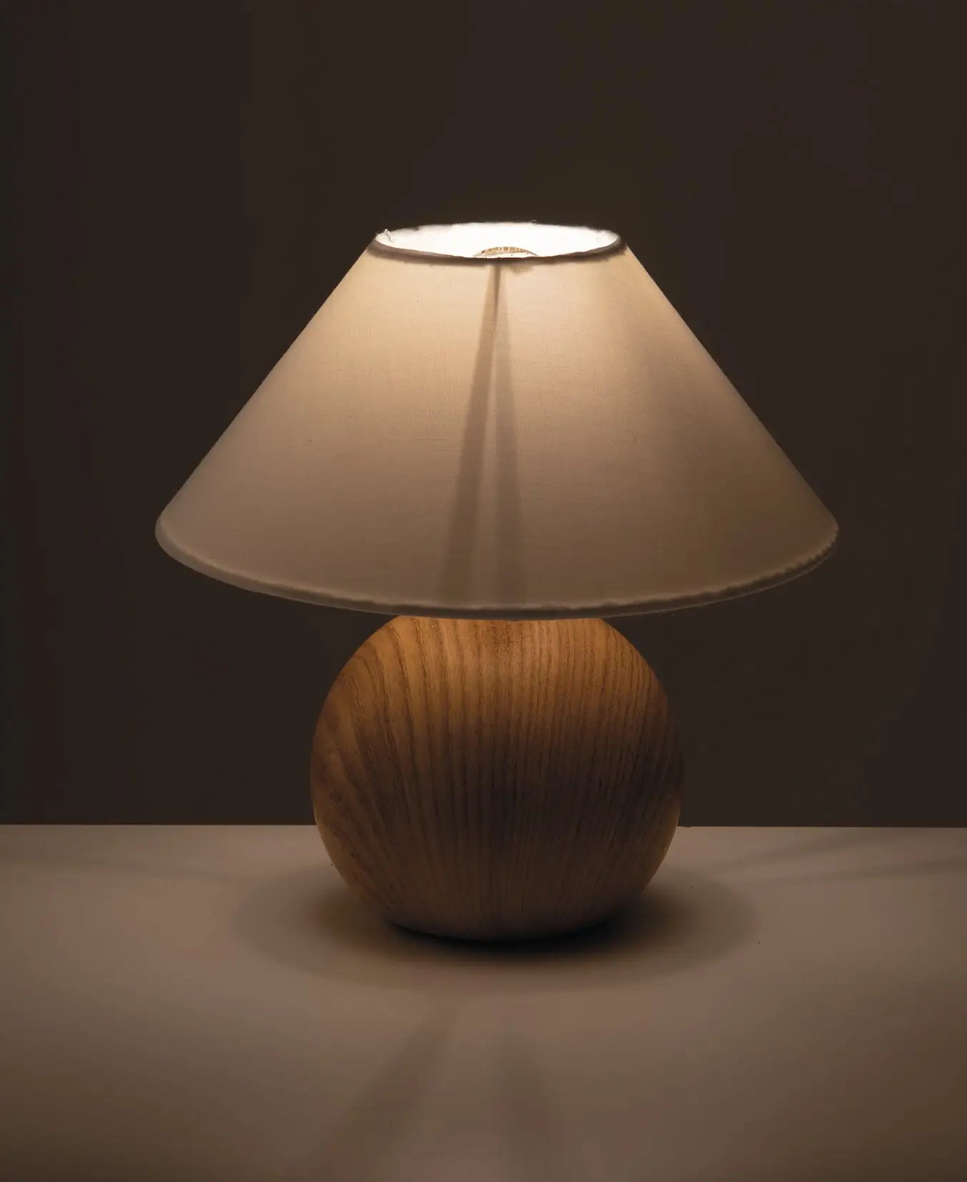 Natürliche Eleganz: Tischlampe mit Keramiksockel und Stofflampenschirm